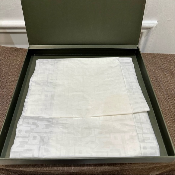 Authentic Longchamp gift box for scarf with matching gift bag and ribbon - Picture 6 of 9